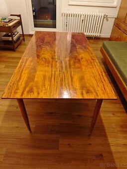 Starý konferenční stůl