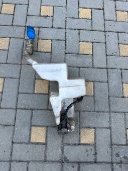 VW Touran 1T3 nádobka ostřikovačů.