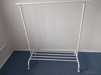 Němý sluha, šatní stojan