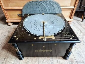 Velký starožitný hrací stroj, flašinet na kliku Amorette