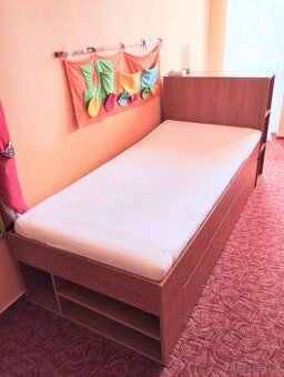 postel s úložným prostorem