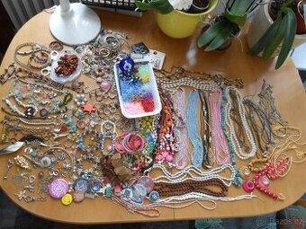 Stará bižuterie 3kg - různé - kusy foto - naušnice +korále