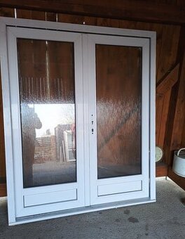 Dvoukřídlé vchodové dveře bílé