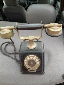 Starý telefon.