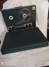 Starý kotoučový magnetofon TESLA B70 v atypické barvě
