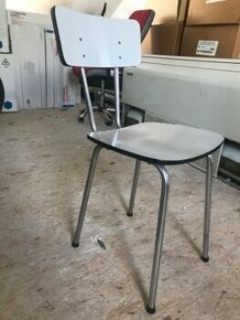Staré kovové židle