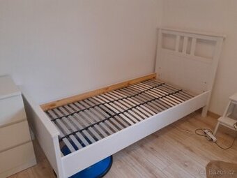 Hezká moderní postel Hemnes 90× 200