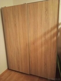 Skříň viz foto, půl roku stará, téměř nová bez poškození