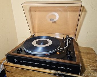 TESLA NC 440 HiFi gramofon. Krásný