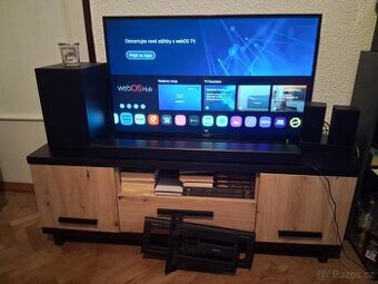 TV s držákem, se soundbarem a přídavnými repráky