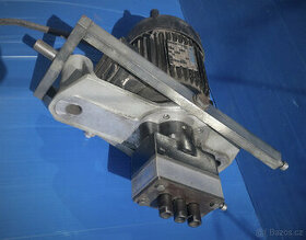Motor s vrtací hlavou trojvrták - 1