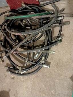 Nové hydraulické hadice jako celek – odhadem asi 20ks