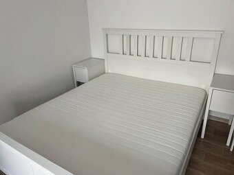 Postel Ikea Hemnes 160x200+2 noční stolky Ikea Nordli