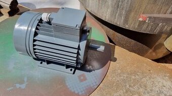 ELEKTROMOTORY 2,2 KW 2800 OTÁČEK - 1