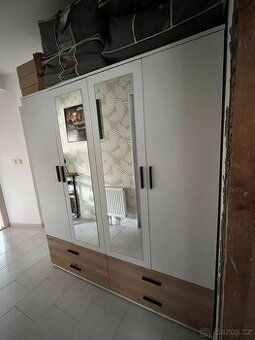 Šatní skříň se zrcadlem a zásuvkami Rasant