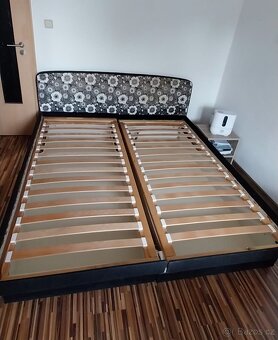 Prodam postel 180x200 , nocni stolky , lampy , matrace