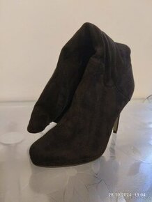 Prodám semišové vysoké kozačky s podpatky. Vel. 39