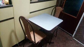 Jídelní set 2+1. Jídelní set 2x čalouněná židle + podnož sto