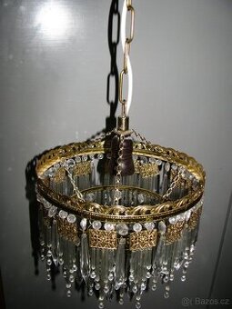 starý křištálový lustr s ověsy