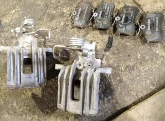 ZANOVNÍ ZADNI TŘMENY AUDI A4 + DESTIČKY BREMBO