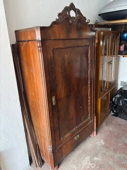 starožitná skřín