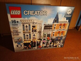 LEGO® Creator Expert 10255 Shromáždění na náměstí