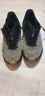 Under Armour RUN Machina tenisky na běh  vel. 42,5