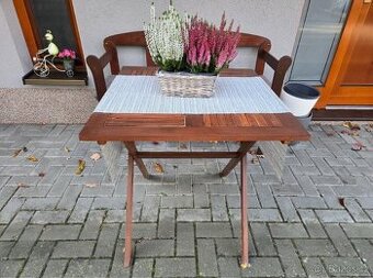 Dřevěný zahradní stůl