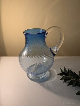 Skleněný džbáneček