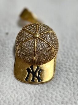 Zlatý přívěsek kšiltovka