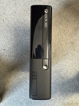 Xbox 360 E CONSOLE Model 1538, Kinect, 2x ovladač, 320GB