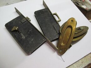 retro mosazné kování posuvných dveří