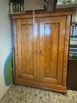 Starožitná skříň