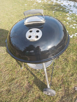 Gril Weber na dřevěné uhlí