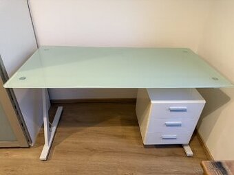 Kancelářský stůl se skleněnou deskou