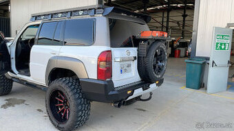 Zadný pevnostný nárazník Nissan Patrol Y61