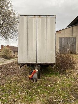 Nákladní přívěs valníkový