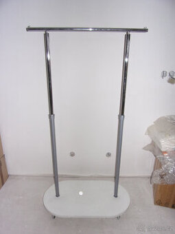 Pochromovaný pojízdný věšák na oblečení.