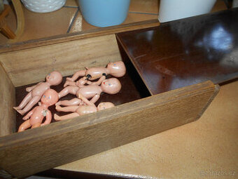 STARÁ TRUHLIČKA - ZAŠUPOVACÍ S RETRO PANENKAMA