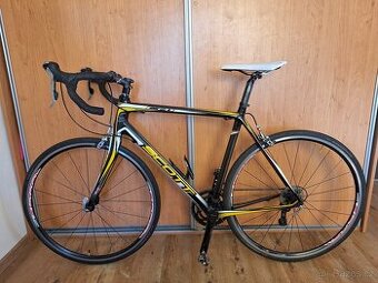 Karbonové silniční kolo