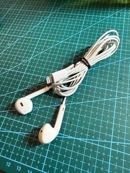 Apple originál sluchátka - lightning konektor.