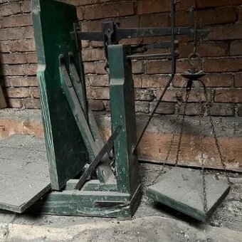 Stará váha- decimálka, se závažím