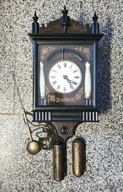 starožitné dřevěné vyřezávané hodiny schwarzwald 2