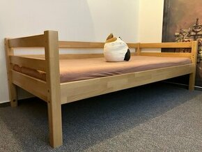 Dřevěná postel DOMESTAV masiv