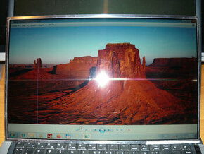 LCD displej 15,4" s vadou - 1