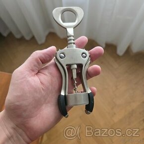 Otvírák na víno a láhve kovový