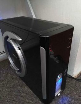 Stolní PC a monitor