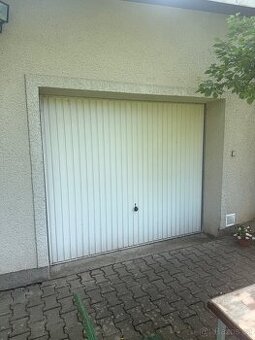 Garážová sklopná vrata s pohonem