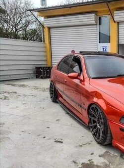 Podprahove lišty pro BMW E39 - Černý Lesk