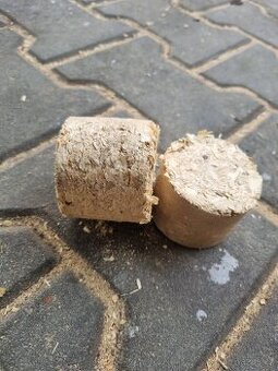 Dřevěné brikety z tvrdého dřeva